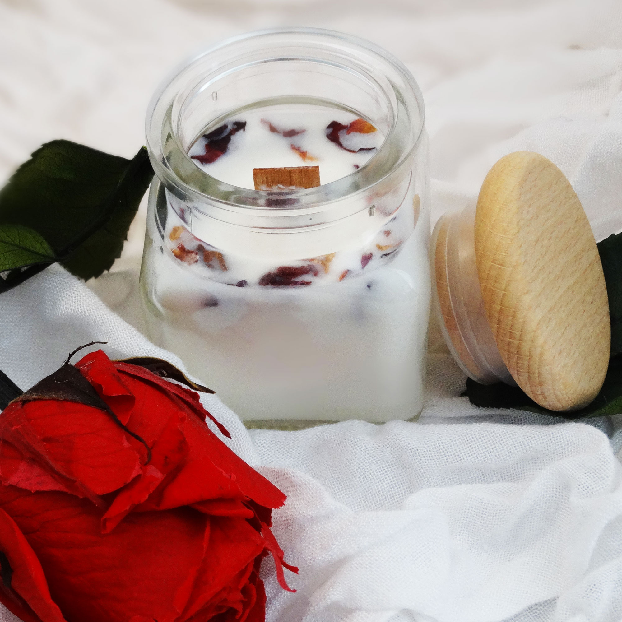 Sojawachskerze Rose mit Holzdocht im Glas mit Deckel