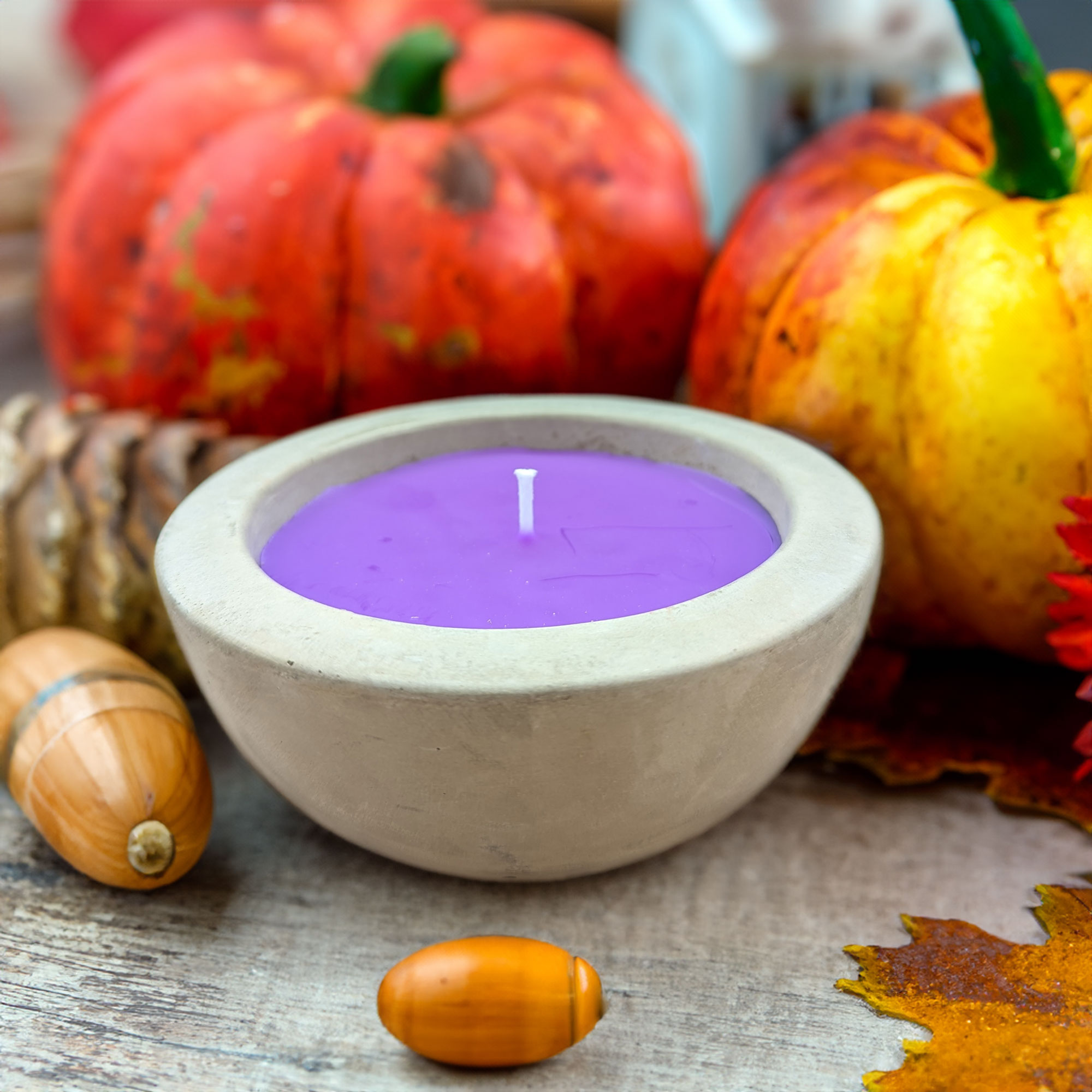 Außenkerze in Betonschale Lavendel